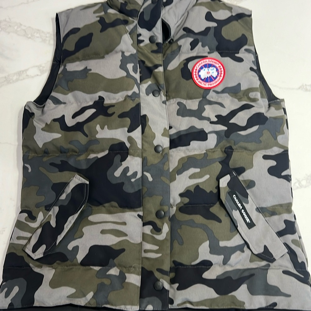 Canada Goose: Freestyle Vest Print Heritage in Classic Camo Coastal Grey - Picture 5 of 14